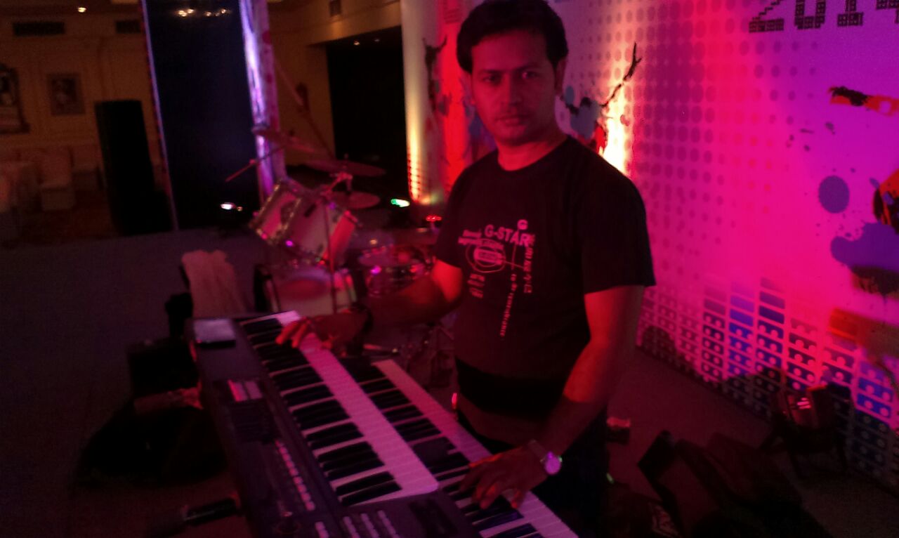 male keyboard players Giza Egypt